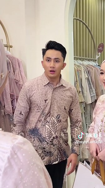 Hati-hati leher kalian pada lelaki 😱 Salah nengok dikit langsung perang dunia 😆 Dress dengan lace exclusive emang bikin gagal fokus banget✨ Jeslyn Dress yang siap temeni moment spacial kamu, yuk order sekarang & happy enjoy Ladies 🛍️🛒 #rayabersua #rayabersuamylyf #couple #salahpaham #cowokganteng