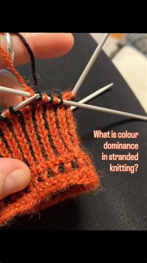 What is colour dominance in stranded #knitting? 🧶🌺✨ The floats of the colour held to the left sit under the other colour on the wrong side of your work. These stitches have a bit more slack so they end up slightly longer. The difference is subtle but will affect the look of your project. So hold the colour you want to stand out to the left. You can avoid colour dominance if you twist the yarns in the same direction at every colour change, but this method is labour-intensive and you’ll need to 