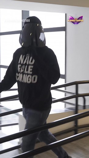 EXTRA EXTRA! Temos um mascarado passando pelos bastidores por aqui. E aí, consegue adivinhar quem pode ser? 👀🕵 #TheMaskedSingerBr