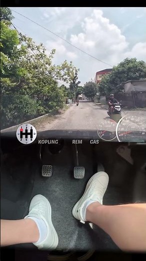 The road is holed, use gear 1 #learntodrive #beginnerdriver #tutorial