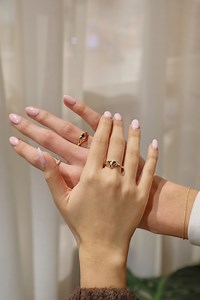 Our engraving service is the perfect way to celebrate a special moment, person or occasion. Visit one of our selected stores or use our online engraving service for it to be delivered directly to you.⁣⁣ ⁣ 📍Spitalfields | Astrid & Miyu