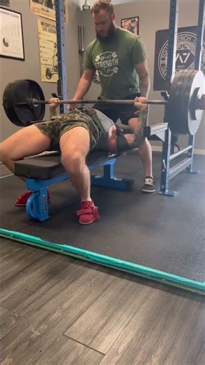 Slingshotting my way to a 400lb raw bench #strength