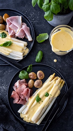trickytine ❤️ Christine Garcia Urbina on Instagram: "Weißer Spargel, schnell und aromaschonend im Backpapier im Ofen dampfgegart 💚 schnapp dir jetzt direkt hier das Rezept und speichere es ab. Du wirst Spargel nie mehr im Wasser garen wollen, dickes tricky Ehrenwort 🤙 Für 4 Personen Zutaten: * 1 Kilo weißer Spargel * 50 g Butter * 1 Prise Salz * 1 Prise Zucker * 1 Prise Pfeffer * 1/2 Zitrone, davon der Abrieb * 4 Stück Backpapier Zubereitung: * Ofen auf 180 Grad Umluft vorheizen, die Backpapie