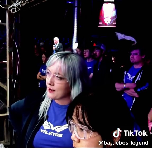 Robot Fighting Action: Aubertron vs Valkyrie Showdown