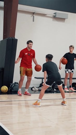 PLAYING OFF THE CATCH ✅✅ #basketball #training #shorts