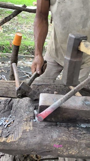 It's really amazing how he made the crowbar 👌#Blacksmith##woodworking