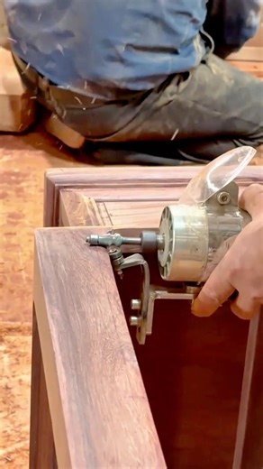 Detail Wood Edge Trimming Using a Handheld Router for a Smooth and Precise Finish #shorts