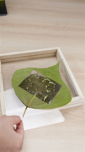 🍃 Your family’s smiles… engraved on a leaf?!#Atelier #LaserEngraving #LeafArt #FamilyMemory #DIYGift
