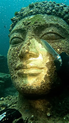 I scratched this STONE STATUE... It was SOLID GOLD! 🗿🔪✨