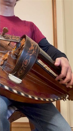 Chevaliers de la table ronde : Chanson Traditionelle 「円卓の騎士」：フランス民謡 ハーディガーディによる演奏