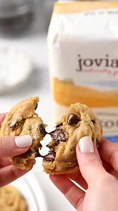 Annnddd the recipe of the year is... our Einkorn Chocolate Chip Cookies! 🍪⁠ ⁠ It comes as a surprise to no one that the favorite recipe of 2024 was our signature Einkorn Chocolate Chip Cookies! This foolproof Einkorn recipe makes for the most flavorful, gooey chocolate chip cookies that come together easily. If you haven't tried them already, make them your next cozy winter's day at home!⁠ ⁠ Tap the link below for the full recipe. 💛 https://jovialfoods.com/recipes/einkorn-chocolate-chip-cookie