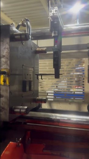 【工場_製造風景】樹脂の射出成形、トンネルゲート&エジェクター突き出しで、製品を落下させる
