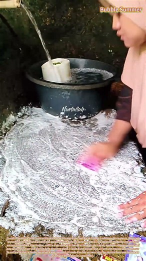 La précision dans les tâches ménagères : le frottage d’une pierre à laver traditionnelle