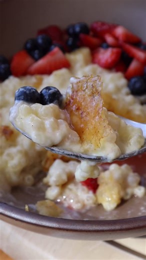Amelia Sewell on Instagram: "Homemade Vanilla Bean Tapioca Pudding with Brûléed Top and Macerated Berries 🍓🫐 Would you rather…. Tapioca Pudding or Rice Pudding?! All recipes can be found at www.ameliaisnotachef.com INGREDIENTS Pudding * 3/4 cup small pearl tapioca * 4 cups whole milk * 2 cups heavy cream * 1 cup granulated sugar * 4 teaspoons vanilla bean paste * 4 large eggs * 1 generous pinch of salt * 3 tablespoons salted butter * ⅓ to ½ cup granulated or raw sugar for brûlée topping Macera
