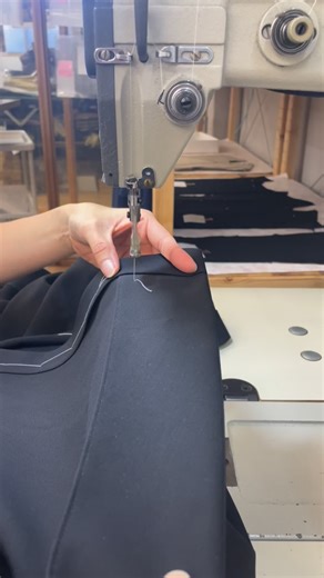 ファッションしらいし on Instagram: "しつけミシン 長い距離のしつけはパット付けミシンでします。 #ファッションしらいし #nouvconfini #factory #縫製工場 #縫製 #madeinjapan #メイドインジャパン#fashion #ファッション #sewing #ソーイング #クラフトマンシップ #craftsmanship #seemstress #量産 #tokyo #japan #sewingfactory #生地 #fabric"