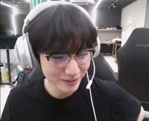 [Tư liệu 5/2025] Pinut tự cảm thấy mình có vibe tri thức 😎 🥜: Mấy bạn nói trông mình giống kiểu sẽ ngồi học ở phòng tự học hay mấy quán café học bài hả? Nghe cũng hợp ghê. Mình đúng là muốn có cái vibe đó luôn. Vào quán café, gọi một ly Americano đá… mà không, Americano đá trông lạnh lùng quá. Hay uống espresso? Nhưng mình lại không uống cà phê~~ Thôi mình cứ gọi đại một ly gì đó rồi bắt đầu tận hưởng thời gian thư thả, mở con MacBook ra… | Trạm Lưu Trữ Hoa Sinh