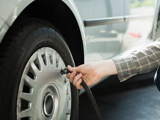 Les étapes à suivre pour gonfler un pneu de voiture