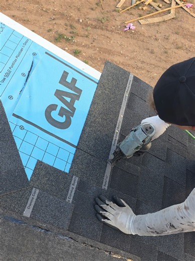 quick and clean #roofing #roofer #ruferos #satisfying #fyp | roofing