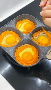 Resep kari telur Bahan - bahan : * 1 sachet Desaku bumbu kari * 250ml air * 2 buah wortel (diserut) * 8 butir telur * 5 sdm minyak goreng * 8 siung bawang merah * 1 batang serai * 3 lembar daun jeruk * 2 lembar daun salam * 400ml santan (65ml santan instan air) * 1/2 sdt garam * 1 sdt gula pasir * cabe rawit merah dan daun bawang secukupnya (opsional) Semoga bermanfaat dan selamat mencoba.. | Sobat dapur