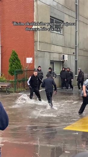Okulda Yağmur Günleri: Dışarı Çıkmak Zor mu?