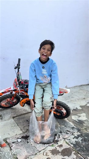 Aj blue h pani pani pani 💧😱#shorts Ytshorts #youtubeshorts #vairal