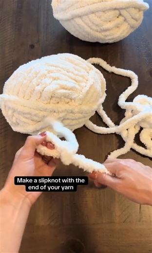 681K views · 3.5K reactions | The quickest hand knit blanket tutorial! #fyp #fingerknitting #chunkyblankettutorial #handknitblanket #falldecor #diyhomedecor #etsycreatorco #chenilleblanket #holidaydecor #armknitting #diycrafts #handknit #sidehustle #newhobby #howtocrochet #fingercrochet | WildlyWoven | Facebook