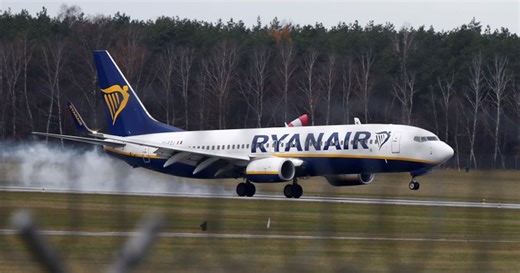 Un vuelo de Ryanair cae en picado cientos de metros y casi colisiona con un helicóptero: “El comandante estaba vigilando al copiloto y no al avión”