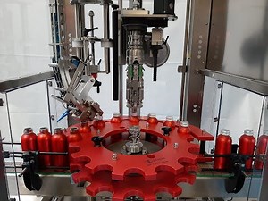 Beverage single-head capper for aluminium closures onto aluminium bottle cans