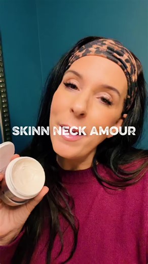 Skinn Neck Amour is a targeted treatment designed specifically for the delicate skin of the neck and chest. This area has thinner skin, fewer oil glands, and less natural support than the face, which is why it often shows dryness and laxity sooner. This formula focuses on hydration and skin-conditioning ingredients that help the neck and décolleté feel smoother, more comfortable, and well cared for. Lightweight yet nourishing, it layers easily into daily routines and is ideal for Gen X skin that