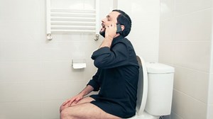 Mann sitzt 30 Minuten mit Handy auf der Toilette: Dann muss der Notarzt kommen