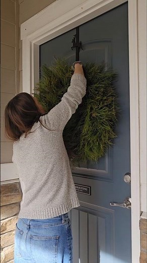 DIY Christmas Wreath for the front door. Using fresh evergreens. #christmaswreath #diy