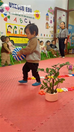 👣 TIẾT HỌC VẬN ĐỘNG: BÉ ĐI THEO ĐƯỜNG ZÍCH ZẮC – THỬ THÁCH THĂNG BẰNG VÀ TẬP TRUNG Trong tiết học vận động hôm nay, các bạn nhỏ mầm non Brainpower đã cùng nhau tham gia hoạt động đi theo đường zích zắc vô cùng hào hứng và sôi nổi Theo vạch đường uốn lượn được cô chuẩn bị sẵn trên sàn, các con lần lượt bước từng bước chậm rãi, giữ thăng bằng và di chuyển đúng lộ trình. Mỗi khúc ngoặt là một thử thách nhỏ, đòi hỏi các con phải quan sát kỹ, điều chỉnh bước chân và tập trung cao độ. 🌱 Thông qua ti