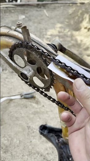 Rusty bike chain? Oiling can solve it!