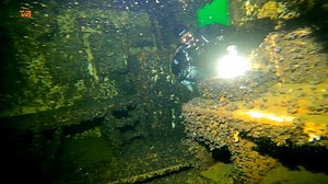 For 20 år siden sank det store fragtskib Fu Shan Hai lige nord for Bornholm. Nu sender vi dykkere ned til vraget for at se, hvad 20 år på bunden af Østersøen gør ved sådan et skib... 🌊🚢⚓️👀 📺 Se med når vi sender programmet tirsdag den 30. maj kl. 19.45 🔴 | TV 2/Bornholm
