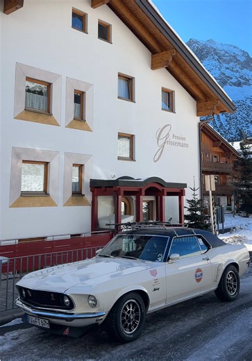 White Mustang🤍 1967–1968 Ford Mustang coupe (hardtop). The vinyl roof was a popular factory option in those years. The Gulf livery and racing decals are aftermarket styling, not factory. It’s a very clean example—nicely styled with period-correct wheels and a motorsport theme. 📍 Hotel Pension Grissemann 🏨 Lech Austria 🇦🇹 #mustang #whitemustang #fordmustang #lech #lechzuers