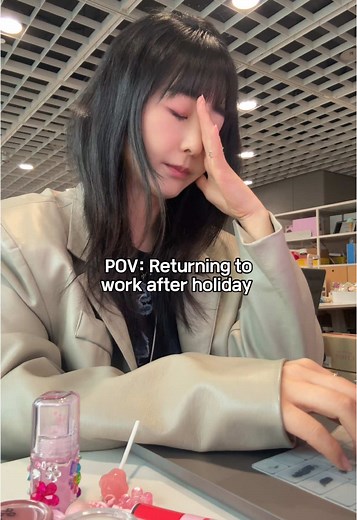 나 다시 돌아갈래…. #뛰드지기 의 오피스 데일리…🥲🥲 Bring me back to my holiday week🥲 #에뛰드#에뛰드 #휴가 #휴가원#회사원#회사워ᄂ#kbeauty #pov #lippies #officetok #officelife #officehumor #korean #koreancosmetics