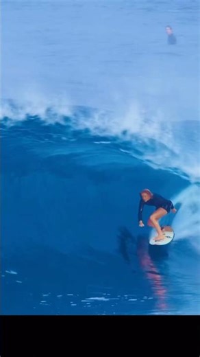 Caitlin Simmers Locks Into an INSANELY Long Barrel! 🌊🔥 | World Surf Clips #shorts #surf #surfer