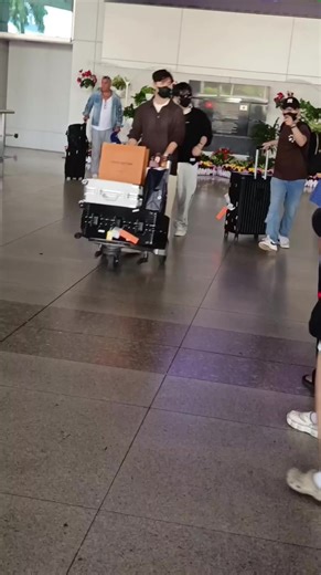 Bình sữa bột của tongtai🍼 (@suabot71097) - Tongtai về tới VN: Những khoảnh khắc đáng nhớ