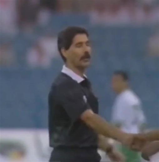 37 years ago today, the final whistle goes in Riyadh as England draw 1-1 with Saudi Arabia, piling even more pressure on manager Bobby Robson. Also, Barry Davies gives us one of his all-time great commentary sign offs… 🤷 | Football: The Vintage Collection
