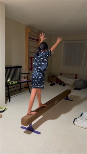 Front to back walkover #balancebeam #gymnastics #gymnast #bodycontrol #backwalkover #frontwalkover | bzwang43