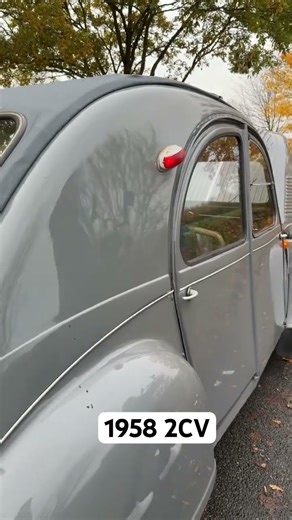 1958 Citroën 2CV - turn signal