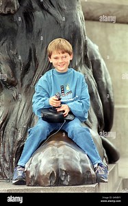 Young actor Jake Lloyd, who plays Anakin Skywalker (who grows up to be Darth Vader) in Star Wars Episode 1: The Phantom Menace, at a photocall in Trafalgar Square, London, to promote the Star Wars video games and film Stock Photo - Alamy
