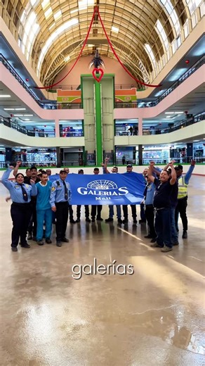 C.C GALERIAS MALL on Instagram: "12 años de silencio fueron suficientes. Muchos pensaron que el hielo en Maracaibo era cosa del pasado, un recuerdo de infancia que no volvería. Escuchamos las dudas, el escepticismo y los “eso no va a funcionar”. Pero mientras el mundo dudaba, nuestro equipo no dormía. Hubo manos cansadas, noches de prueba y error, y una fe inquebrantable en que nuestra ciudad merecía recuperar su magia. Celebramos un año de ese primer video, de esa primera gota que se hizo hielo