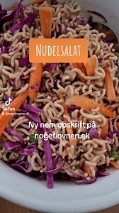 Nudelsalat med gulerødder, lilla spidskål og asiatisk dressing. 🥬🥕 Hurtig at lave og den er rigtig god. Ny nem opskrift på nogetiovnen.dk - se den lige ovre på forsiden. #nudelsalat #nudler #asiatisknudelsalat #nogetiovnen #nemmad #nemsalat | Noget i ovnen hos bagenørden