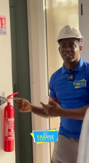 🔥 SUITE DE NOTRE MODE D’UTILISATION DE L’EXTINCTEUR – YABANE SERVICES Après la première étape d’explication, Yabane Services poursuit avec la suite de la démonstration pratique pour vous aider à maîtriser efficacement l’utilisation d’un extincteur en situation d’urgence. 🎯 Dans cette deuxième partie, vous découvrirez : ✔ Comment viser correctement la base des flammes ✔ La bonne distance à respecter pour être efficace sans se mettre en danger ✔ Les mouvements à adopter pour éteindre rapidement 