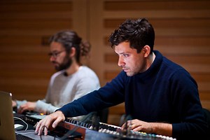 Ones To Watch - Daniel Wohl with the London Contemporary Orchestra See the full rehearsal for Daniel’s latest audio visual project Holographic. www.spitfireaudio.com/ones-to-watch/daniel-wohl/ | Spitfire Audio