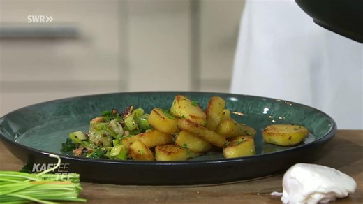 Rezept: Eier in Senfsoße mit Bratkartoffeln und Walnuss-Lauch