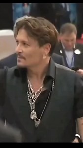 69K views · 9.2K reactions | #tão belo #johnnydepp 2017 | Lili Simeão | Facebook