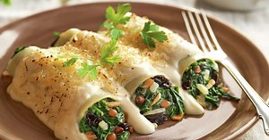 Canelones de espinacas, piñones y pasas