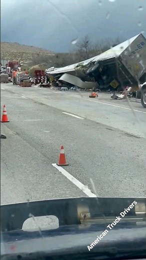 Swift Truck loses its load | American truck drivers #truckdrivers